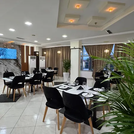Grand Gjyshi 酒店 3*